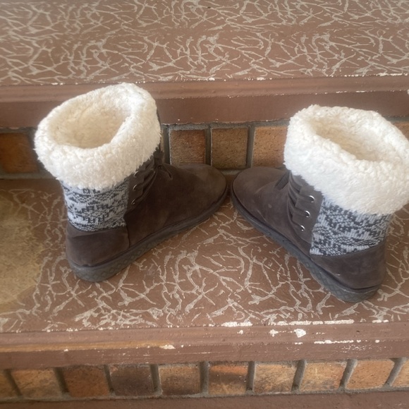 MUKLUKS gray and white boot with faux laces on front. - Picture 7 of 8